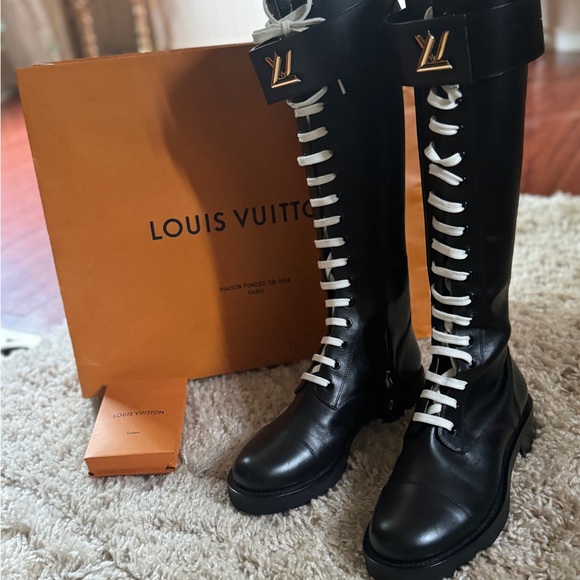 LOUIS VUITTON WONDERLAND RANGER FLAT TALL LEATHER BOOTS . - Picture 3 of 12